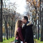 parís eiffel tower couple pigeons lights blue love romance umbrella arc de triomphe